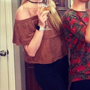 Over the shoulder suede top ❤️